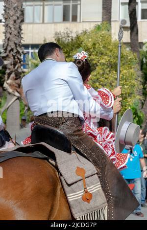 Vater und Tochter zu Pferd beim Ausstieg der Bruderschaft von Rocío de Huelva durch die Straßen ihrer Stadt Stockfoto