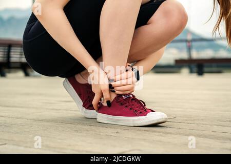 Junge schöne Frau trägt sportliche Kleidung im Stadtpark, im Freien Junge schöne Frau trägt sportliche Kleidung im Stadtpark, im Freien Stockfoto