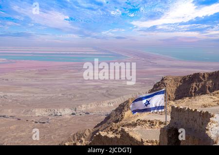 Israel Panoramablick von der Masada-Festung im Nationalpark in der Wüste Negev Judaean in der Nähe des Toten Meeres. Stockfoto