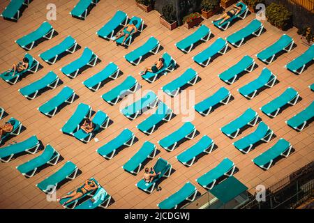 Barcelona, Spanien - 29. Mai 2022: Menschen, die in ihren Hängematten auf einer Terrasse sonnenbaden Stockfoto