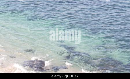 Kristallblauer, azurblauer, transparenter Ozean, La Jolla Cove, kalifornische Küste, USA. Türkis durchscheinende klare Meereswellen von oben. Geriffelte Wasseroberfläche, tropisches Strandparadies Lagune, Sommerferien. Stockfoto