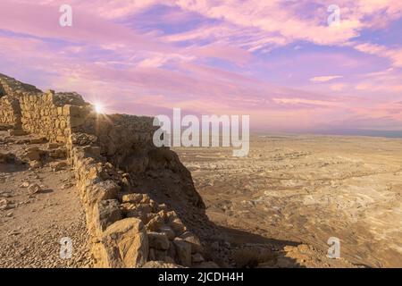 Israel Panoramablick von der Masada-Festung im Nationalpark in der Wüste Negev Judaean in der Nähe des Toten Meeres. Stockfoto
