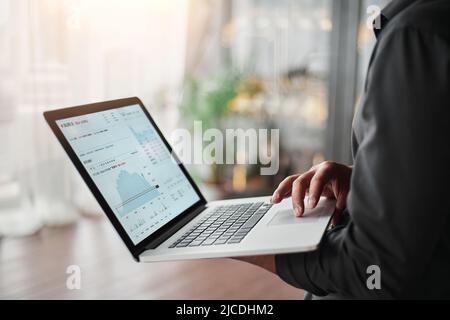 Zugeschnittenes Bild eines Geschäftsmanns, der einen Laptop verwendet. Stockfoto