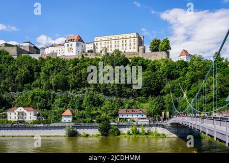 Donaubrücke mit Blick auf die Burg Veste Oberhaus in Passau. Bayern, Deutschland, 11.6.22 Stockfoto