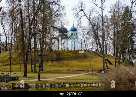 Die orthodoxe Kirche von Cesis im byzantinischen Stil mit ihren blauen Kuppeln steht auf einem Hügel im Cesis Castle Park. Stockfoto