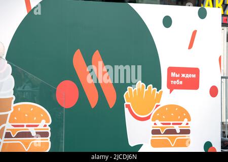 MOSKAU - JUNI 12: Logos der neuen Rebranding-Fast-Food-Kette das Rebranding-Logo von Vkusno & tochka in Moskau, 12. 06. 2022 in Russland Stockfoto