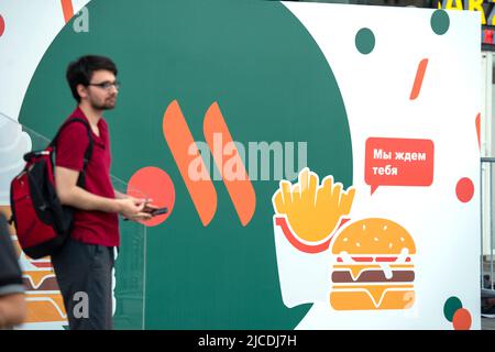 MOSKAU - JUNI 12: Logos der neuen Rebranding-Fast-Food-Kette das Rebranding-Logo von Vkusno & tochka. Und Menschen in Moskau, 12. 06. 2022 in Russland Stockfoto