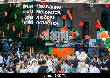 MOSKAU - JUNI 12: Logos der neuen Rebranding-Fast-Food-Kette das Rebranding-Logo von Vkusno und tochka. Und Menschen in Moskau, 12. 06. 2022 in Russland Stockfoto