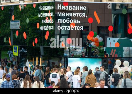 MOSKAU - JUNI 12: Logos der neuen Rebranding-Fast-Food-Kette das Rebranding-Logo von Vkusno und tochka. Und Menschen in Moskau, 12. 06. 2022 in Russland Stockfoto