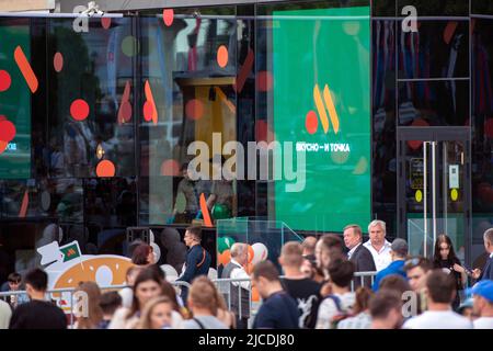 MOSKAU - JUNI 12: Logos der neuen Rebranding-Fast-Food-Kette das Rebranding-Logo von Vkusno & tochka. Und Menschen in Moskau, 12. 06. 2022 in Russland Stockfoto