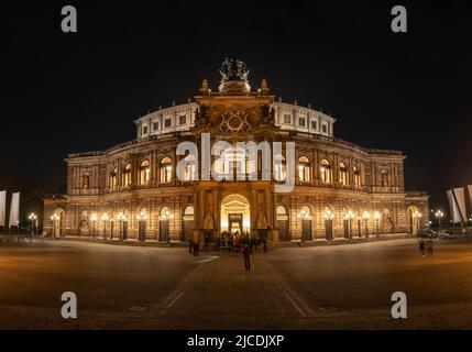 Die Semperoper in Dresden bei Nacht mit Licht. Ist das Opernhaus des Sächsischen Landes Dresden. Stockfoto