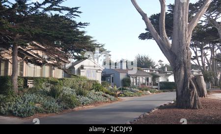Typische Vorstadtstraße, Wohnviertel, Einfamilienhäuser oder Einfamilienhäuser, Straße in Carmel City, Monterey, Kalifornien generische Architektur, USA. Nachbarschaft Immobilien in Vorort. Stockfoto