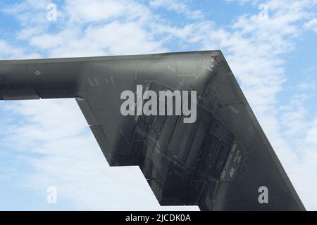 Northrop Grumman B-2 Spirit of New York, Stealth Bomber, gezeigt während eines Tiefpasses. Stockfoto