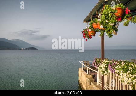 Ruhige Szene am frühen Morgen am Ohrid See in Nordmakedonien. Stockfoto