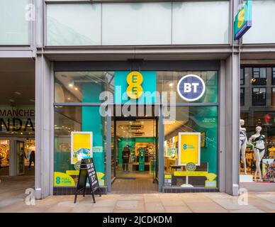 EE und BT Store Market Street Manchester, gelegen im Arndale. England, Großbritannien Stockfoto