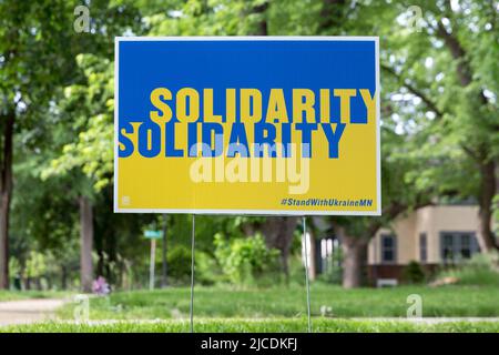 Bunte Minneapolis, Minnesota Nachbarschaft Yard Zeichen in Unterstützung, Solidarität und Verteidigung der Ukraine, gegen Krieg mit Russland. Stockfoto