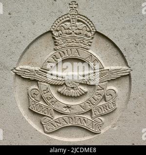 Militärabzeichen der WW2 - Militärwappen der kanadischen Armee auf einem Soldatengrabstein - Royal Canadian Air Force (RCAF) Stockfoto