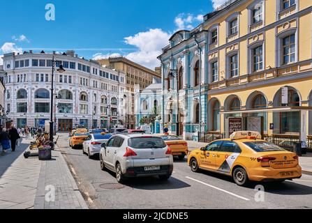 Myasnitskaya-Straße, Ansicht des alten Hauses von 1917 und des Saltykov-Chertkov-Anwesens, 1787, Stadtbild: Moskau, Russland - 04. Juni 2022 Stockfoto