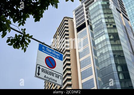 Straßenschilder hängen an einem Finanzviertel in Bangkok Stockfoto