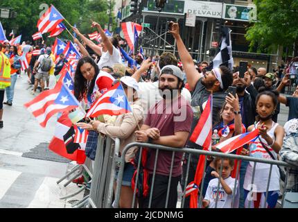 Puerto Rican New Yorker werden gesehen, wie sie die jährliche Puerto Rican Day Parade 65. am 12. Juni 2022 in New York City genießen. Stockfoto