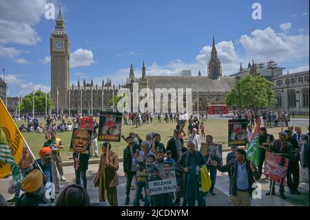 London, UK, 12/06/2022, Kashmiris-Gemeinde protestiert gegen die Freilassung von Yasin Malik, einem unabhängigen Kaschmir-Kampf für die Freiheit Kaschmirs, und andere in indischen Gefängnissen inhaftierte kashmirische Häftlinge, die von indischen Torroristen in die Downing Street in Richtung Indian High Commission, London, Großbritannien, marschiert sind. - 12. Juni 2022. Stockfoto