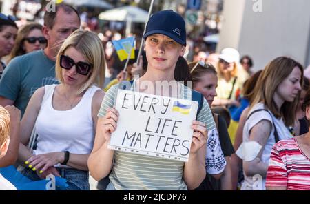 München, Bayern, Deutschland. 12.. Juni 2022. Aus Angst, dass sich Europa mit dem russischen Krieg in der Ukraine wohlfühlt, demonstrieren die Ukrainer in Deutschland weiterhin, um die Menschen daran zu erinnern, dass ein Krieg für Europa immer noch geführt wird und die Ukrainer sterben und schwere Waffen benötigen. (Bild: © Sachelle Babbar/ZUMA Press Wire) Stockfoto