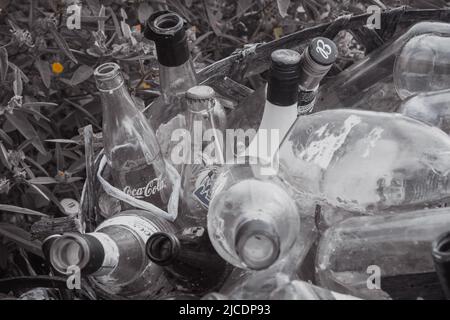 HD-Foto von Vintage-Becher mit Flaschen Stockfoto