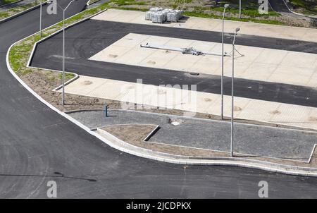 Luftaufnahme der neuen Straße und Parkplatz Baustelle. Stockfoto