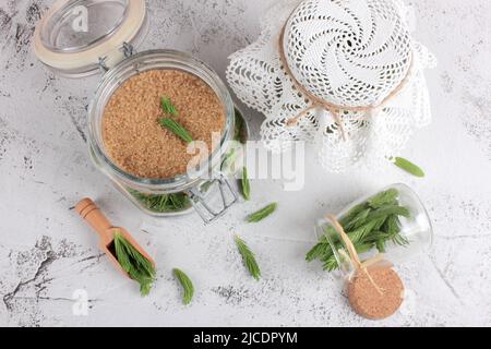 Fermentation junge Fichtentriebe bereiten sich mit braunem Zucker vor. Heilmittel gegen Husten und Asthma. Homöopathie und natürliche Volksmedizin. Stockfoto