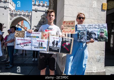 München, Bayern, Deutschland. 12.. Juni 2022. Aus Angst, dass sich Europa mit dem russischen Krieg in der Ukraine wohlfühlt, demonstrieren die Ukrainer in Deutschland weiterhin, um die Menschen daran zu erinnern, dass ein Krieg für Europa immer noch geführt wird und die Ukrainer sterben und schwere Waffen benötigen. (Bild: © Sachelle Babbar/ZUMA Press Wire) Stockfoto