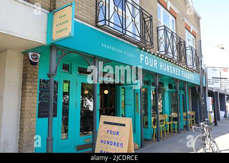 Four Hundred Rabbits Sour Dough Pizza und Craft Beer Restaurant, Westow Street, in Crystal Palace, South London, Großbritannien Stockfoto