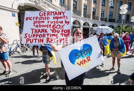 München, Bayern, Deutschland. 12.. Juni 2022. Aus Angst, dass sich Europa mit dem russischen Krieg in der Ukraine wohlfühlt, demonstrieren die Ukrainer in Deutschland weiterhin, um die Menschen daran zu erinnern, dass ein Krieg für Europa immer noch geführt wird und die Ukrainer sterben und schwere Waffen benötigen. (Bild: © Sachelle Babbar/ZUMA Press Wire) Stockfoto