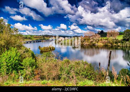 Lake Karapiro an einem schönen sonnigen Tag, Neuseeland. Stockfoto