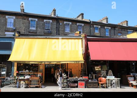 Antiquitätengeschäfte an der Church Road im Westow Triangle in Crystal Palace, South London, Großbritannien Stockfoto