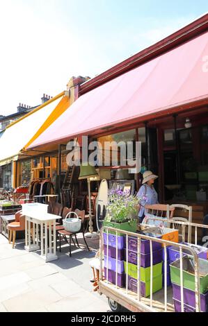Antiquitätengeschäfte an der Church Road im Westow Triangle in Crystal Palace, South London, Großbritannien Stockfoto