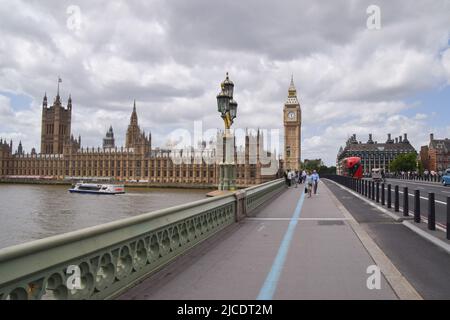 London, Großbritannien. 10.. Juni 2022. Houses of Parliament, Big Ben und Westminster Bridge Stockfoto