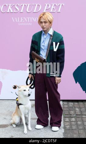 Seoul, Südkorea. 10.. Juni 2022. Die südkoreanische Sängerin E'Dawn nimmt am 10. Juni 2022 an der Fotoveranstaltung zur Eröffnung DES VALENTINO 'Garavani Rockstud Pet' Pop-Up Store in Seoul, Südkorea, Teil. (Foto: Lee Young-ho/Sipa USA) Quelle: SIPA USA/Alamy Live News Stockfoto