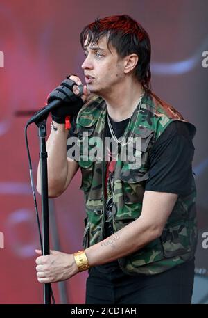 Berlin, Deutschland. 12.. Juni 2022. Sänger Julian Casablancas von der US-Band 'The Strokes' ist auf der Bühne des Tempelhof Sounds Festivals auf dem Gelände des ehemaligen Berliner Flughafens Tempelhof. Kredit: Britta Pedersen/dpa/Alamy Live Nachrichten Stockfoto