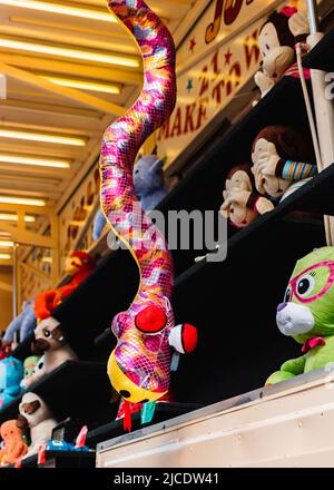 Leuchtend rosa Spielzeugschlange als Preis beim Morpeth Fair Day 2022. Juni, Northumberland Stockfoto