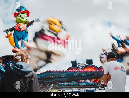 Mann, der vor der Cricket-Messe von Jiminy am Morpeth Fair Day, 2022. Juni, Northumberland, sitzt Stockfoto