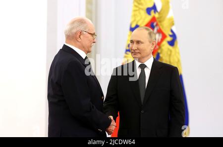 Moskau, Russland. 12.. Juni 2022. Der russische Präsident Wladimir Putin gratuliert dem Vorsitzenden der Russischen Kulturstiftung und dem Filmregisseur Nikita Mikhalkov, nachdem er am 12. Juni 2022 in Moskau, Russland, einen Staatspreis zur Feier des Russlandtags in der St. Georges Hall im Großen Kreml-Palast erhalten hatte. Quelle: Mikhail Metzel/Kremlin Pool/Alamy Live News Stockfoto