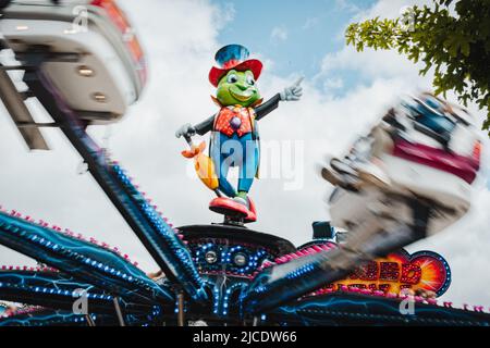 Jiminy Cricket Fair Ride am Morpeth Fair Day, 2022. Juni, Northumberland Stockfoto