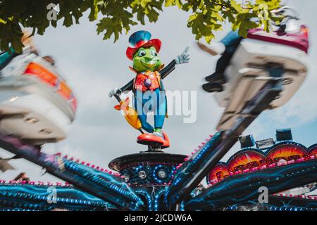 Jiminy Cricket Fair Ride am Morpeth Fair Day, 2022. Juni, Northumberland Stockfoto