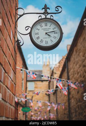 Eine schmale Straße in Morpeth, in der Union Jack-Ammer am 2022. Juni, Northumberland, aufgehängt hat Stockfoto