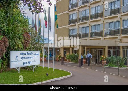 Paul Rusesabaginas Bemühungen, das Leben seiner Familie und mehr als 1.000 anderer Flüchtlinge zu retten, indem er ihnen während des Genozids in Ruanda im Jahr 1994 in der belagerten Hôtel des Mille Collines Zuflucht gewährt. Grundlage des Films „Hotel Rwanda“ Stockfoto