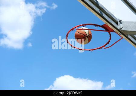 Basketball im Reifen - Gewinnen von Punkten im Spiel Stockfoto