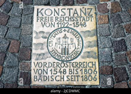 Pflastersteinpflaster in Konstanz (Konstanz), Deutschland. Metallplatte auf der Straße in der Altstadt von Konstanz. Übersetzung: Konstanz ist freie Stadt von 1192, pa Stockfoto