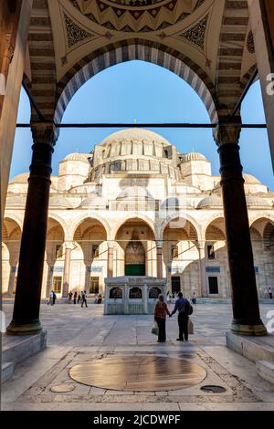 Istanbul - 12. Jun 2021: Suleymaniye Moschee in Istanbul, Türkei. Es ist Touristenattraktion und größte Moschee in Istanbul. Die Menschen besuchen islamische Osmanen Stockfoto