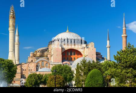 Hagia Sophia Moschee, Istanbul, Türkei. Die große Hagia Sophia oder Aya Sofya (Ayasofya) ist ein berühmtes Wahrzeichen Istanbuls. Szenischer Blick auf die Hagia Sophia, Byzanti Stockfoto