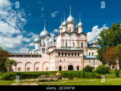 Auferstehungskirche in Rostov Kreml, Russland. Die Stadt Rostow der große oder Rostow Veliky ist eine Touristenattraktion als Teil des Goldenen Rings Russlands. Sc Stockfoto